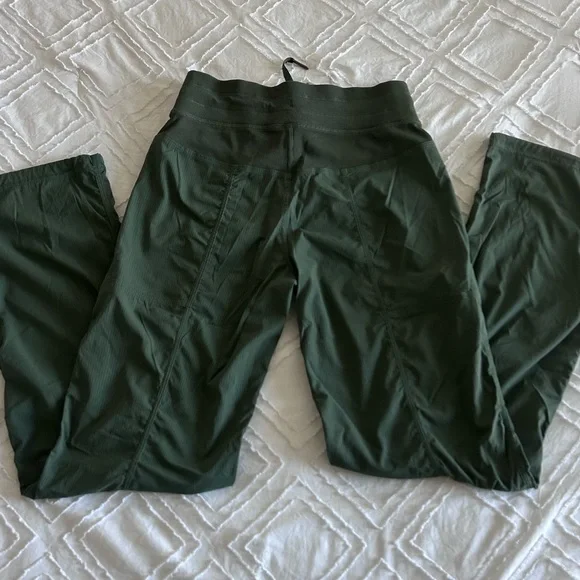Lululemon Dance Studio Mid-Rise Pant
Regular Green Athletic Sz 4 GUC - Picture 5 of 10
